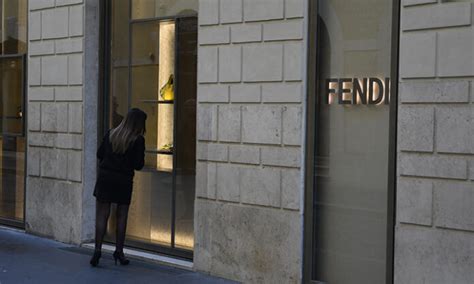 furto a fendi|Maxi furto nella boutique di Valentino in centro a Roma.